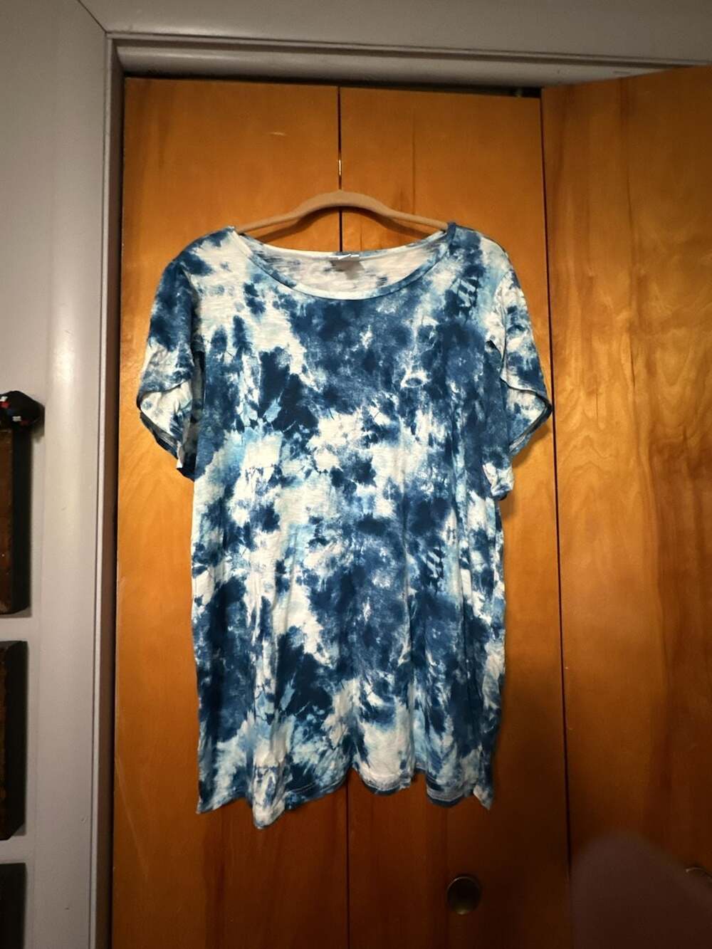 LuLaRoe Tie Dye Short Sleeve T-Shirt Size XL Blue White Scoop Neck